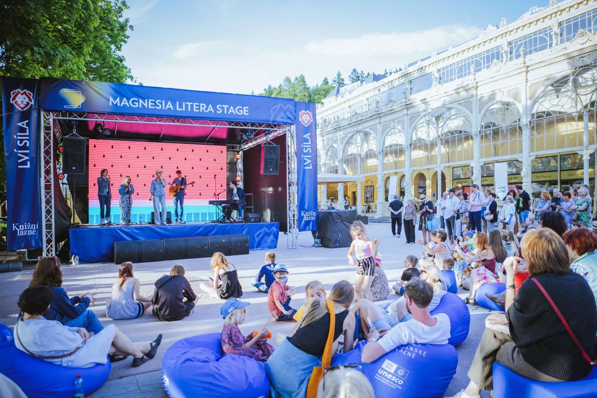Pohled na lázeňskou kolonádu během festivalu Knižní lázně
